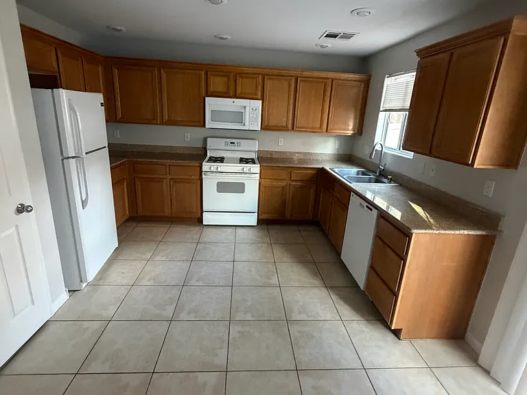 1146 Claire Rose Ave — Photo 4