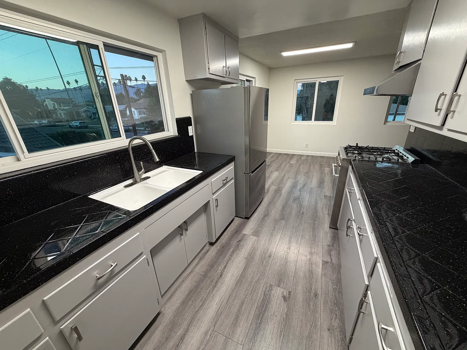 2 bed, 830 sqft, $2,350 — Photo 3