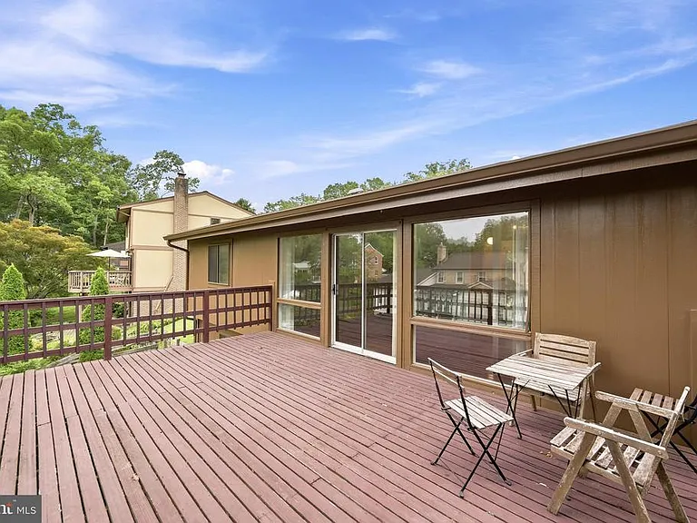 8811 Burbank Rd — Photo 23