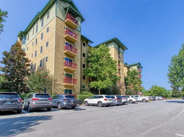 212 Dollywood Ln, Pigeon Forge, TN 37863