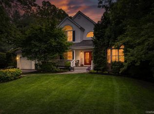 1 Fox Hollow Ct, Dix Hills, NY 11746