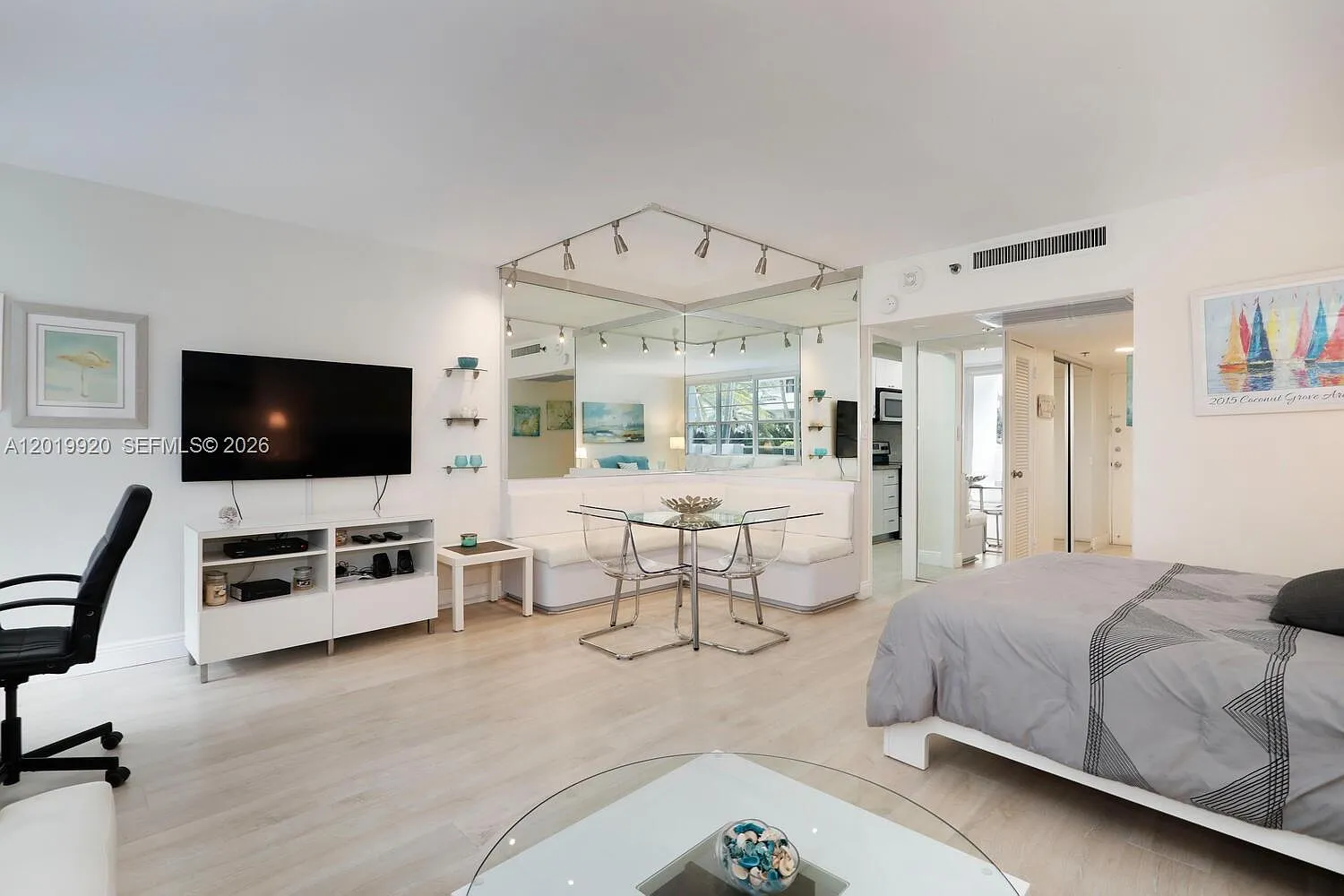 The Decoplage Condo — Photo 2