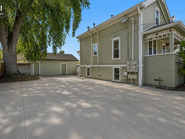 Charming Victorian Home & Spacious Yard — Photo 28