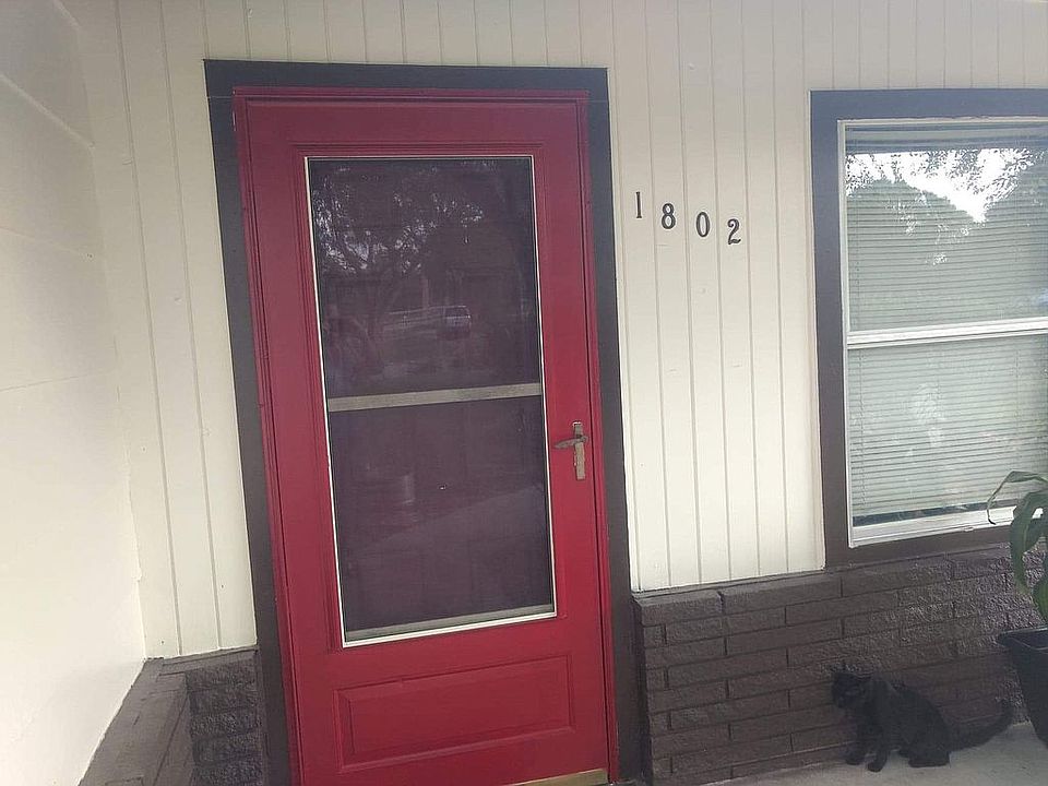 
Cozy Home with red door