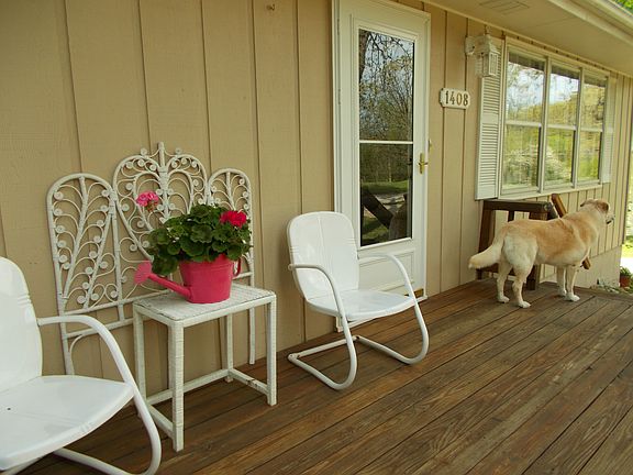 Front porch
(dog not inc.)