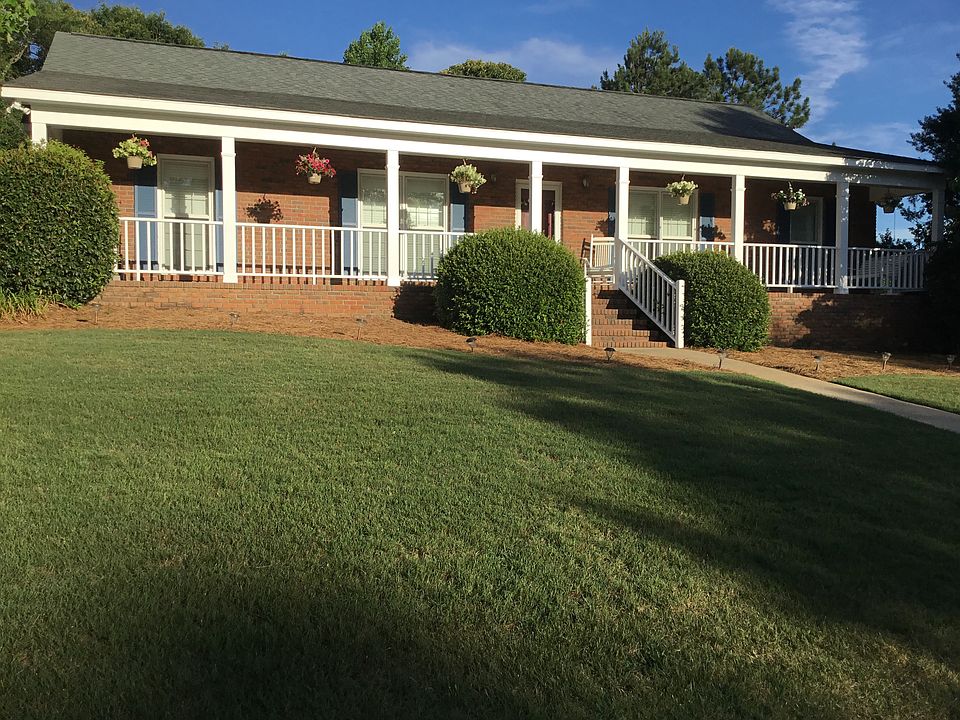 All exterior freshly painted