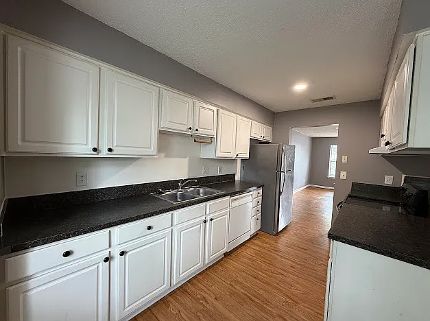 548 Hollomon Dr — Photo 1