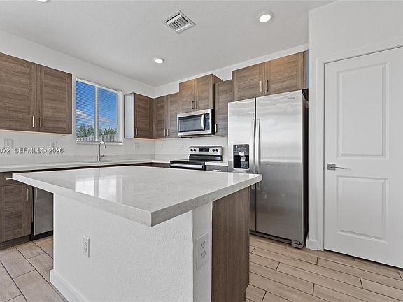 4th image of 1010 SE 23rd Ave #1010