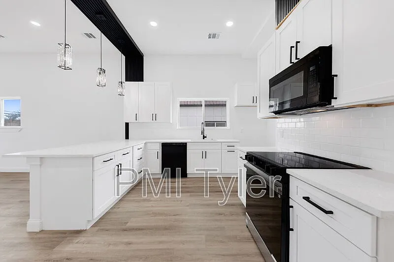 3 bed, 2.0 bath, 1332 sqft, $1,750 — Photo 2