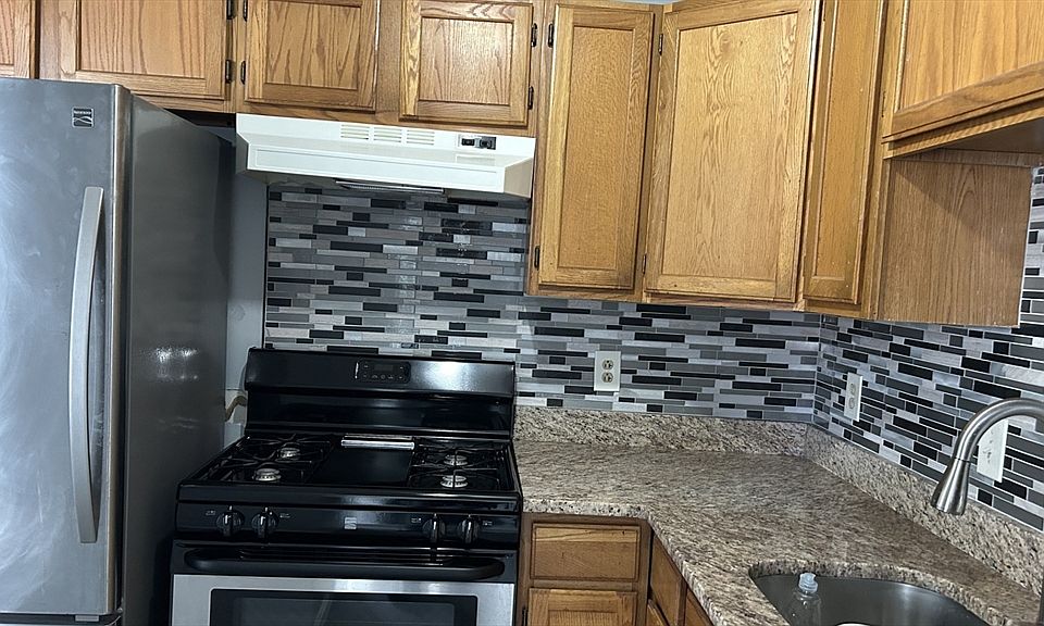 1st image of 425 W Elm St APT 1