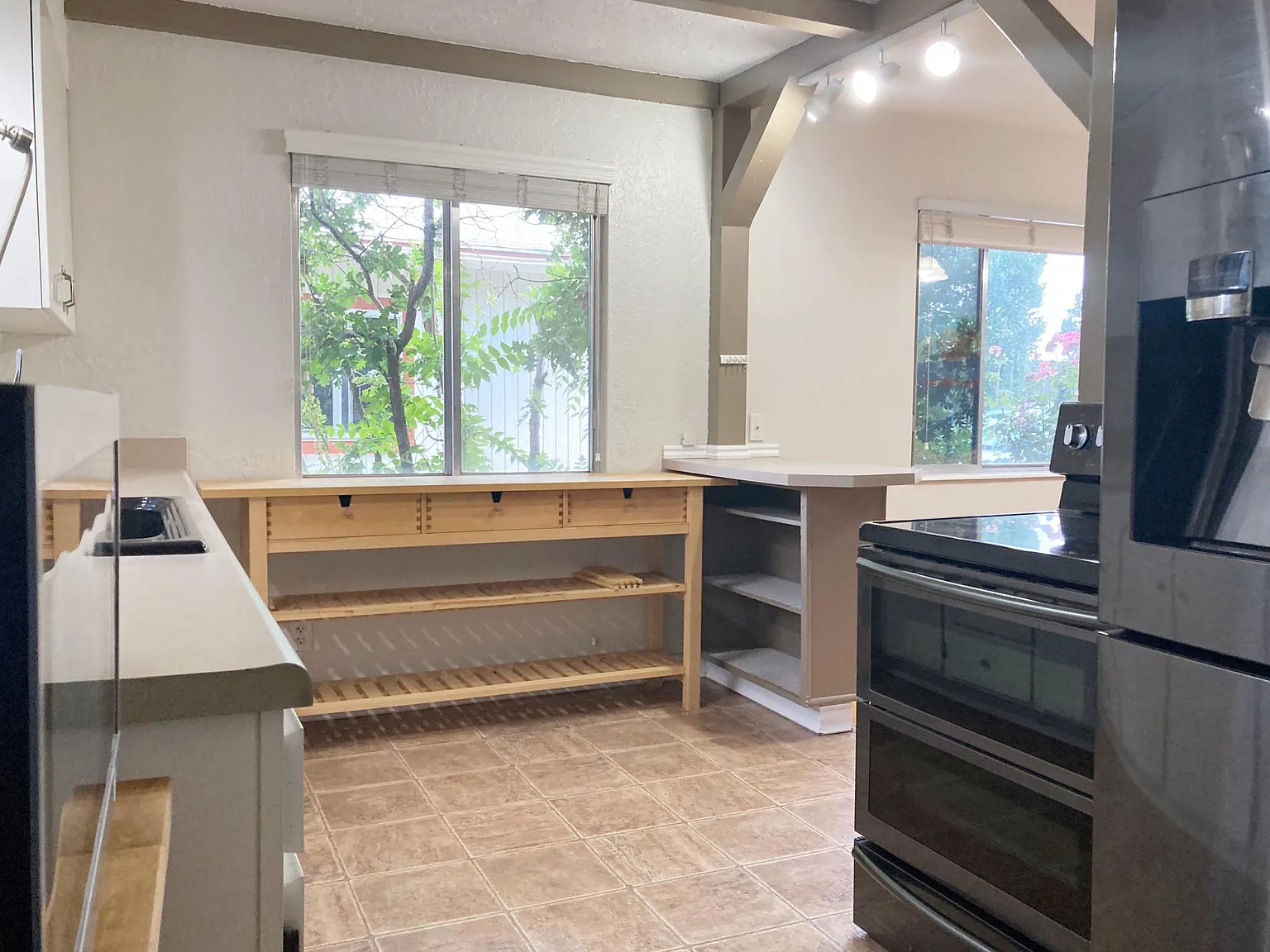 3 bed, 1110 sqft, $2,350 — Photo 3