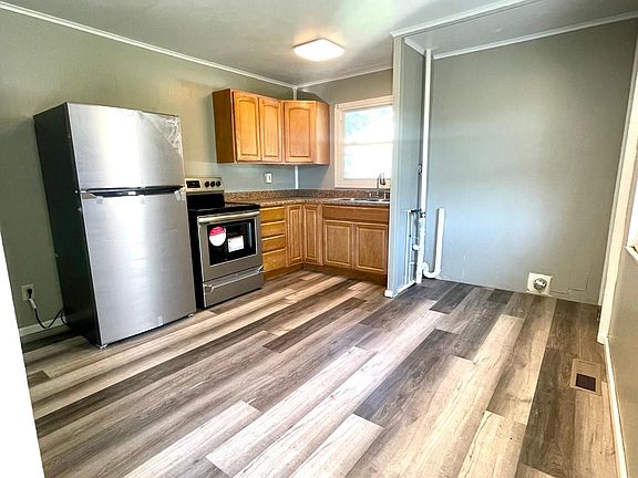 Kitchen Appliances included and washer and dryer hook up