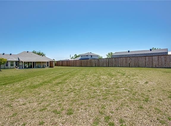 4th image of 200 Willow Creek Ln