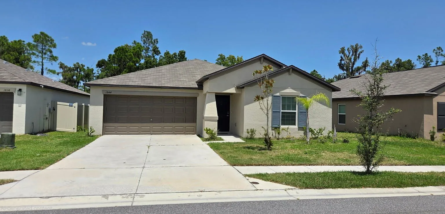 3 bed, 1561 sqft, $1,895 — Photo 1