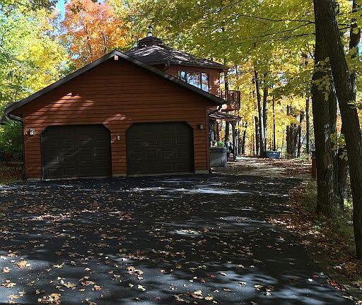  garage w/automatic doors