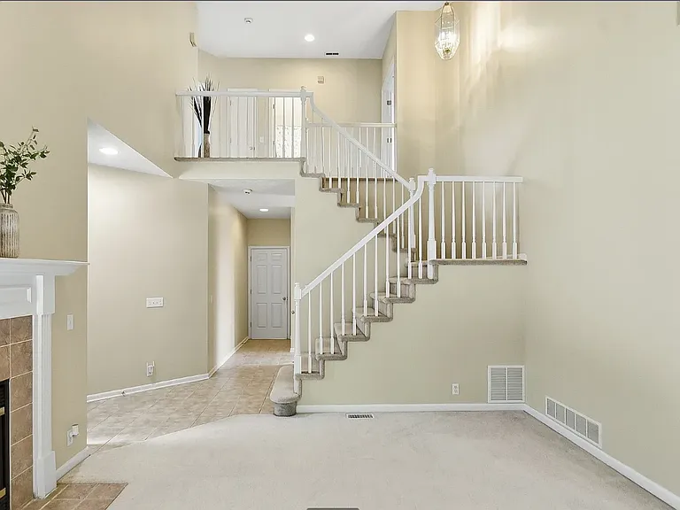 18602 Leavenworth St — Photo 15