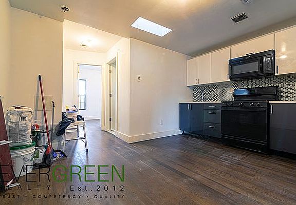4th image of 851 Willoughby Ave #2