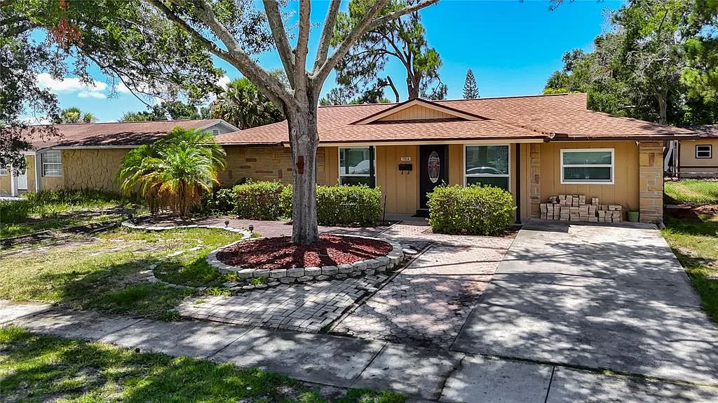3 bed, 1.0 bath, 1726 sqft, $2,200 — Photo 1
