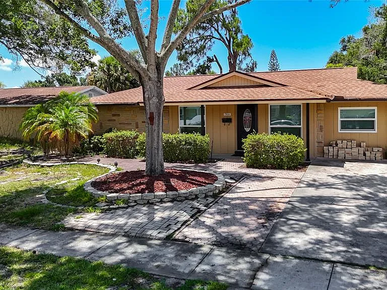 7916 Woodgrove Cir — Photo 1