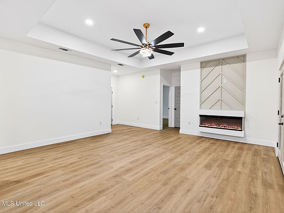 4th image of 2408 Parkview Dr