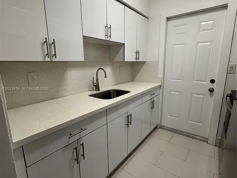 8205 Crespi Blvd #3 — Photo 5