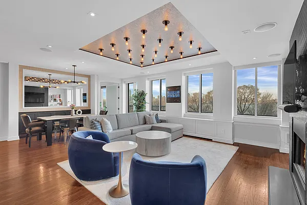 Sold by R New York | media 2