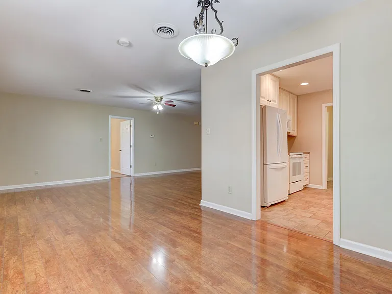 800 Black Rock Cir — Photo 2