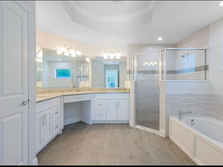 2372 SW Import Dr — Photo 5