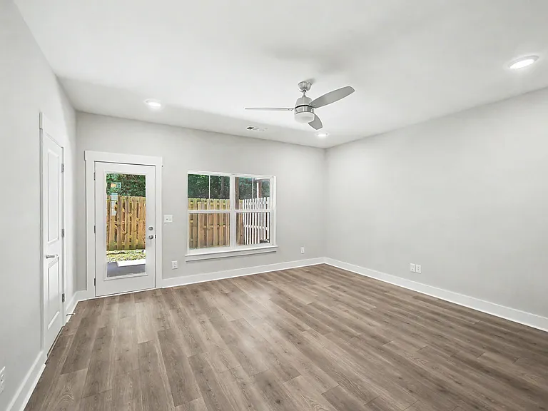 221 Stonecrest Cir — Photo 9