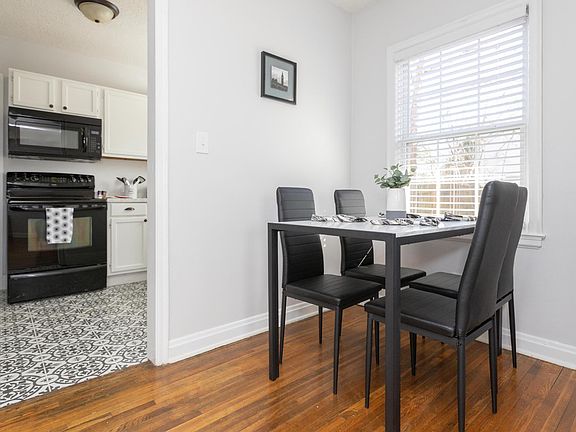 Dining seats 4 people