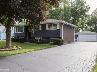 6809 Crest Rd, Darien, IL 60561