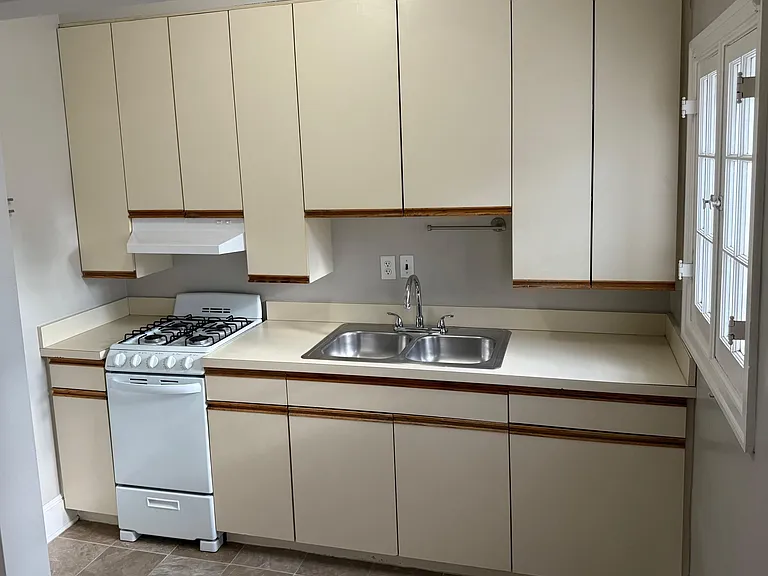 Frances Apartments — Photo 9