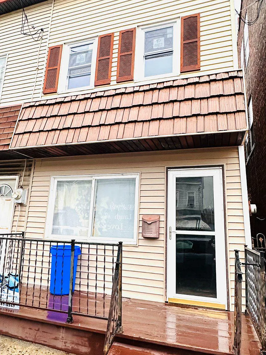 3 bed, 1.5 bath, 1450 sqft, $1,100 — Photo 1