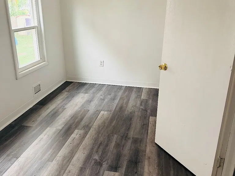 913 Nott St — Photo 17