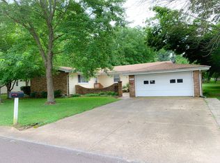 906 E 10th St, Mountain Grove, MO 65711