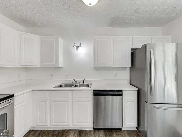 932 Clayton St — Photo 10