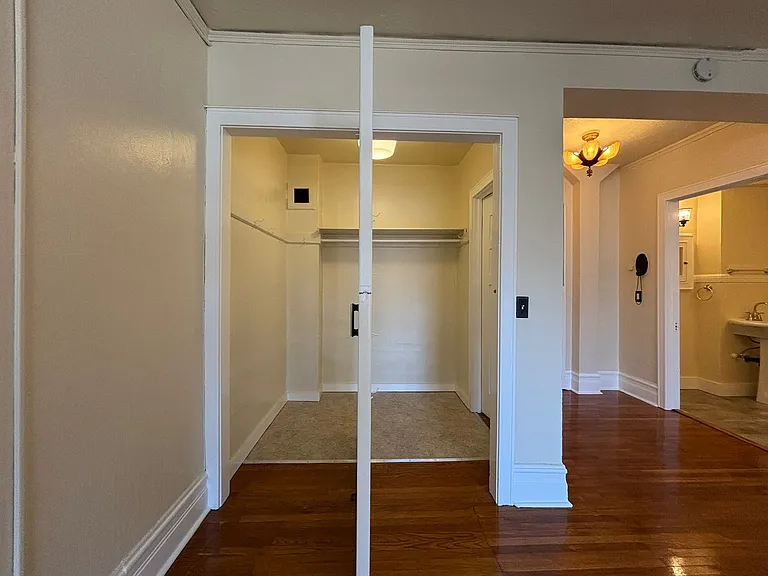 Lucretia Court Apartments — Photo 10