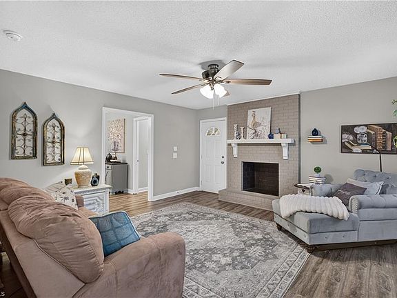 4th image of 1021 Worth St