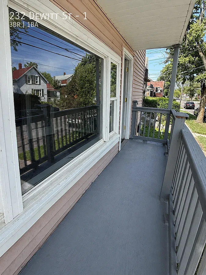 3 bed, 1200 sqft, $1,300 — Photo 2