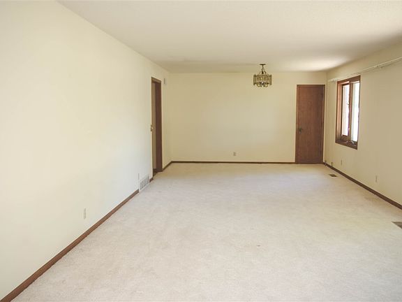 4th image of 2001 Fairway Dr