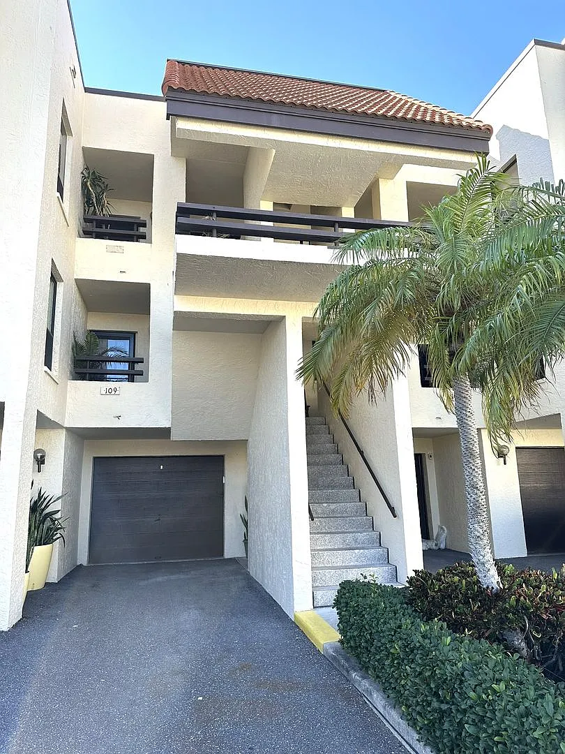 Building Photo - 126 1st St E #209