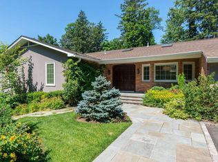 399 Stonytown Rd, Manhasset, NY 11030