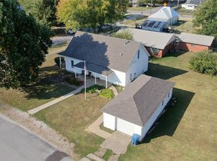 206 Charlotte St SE, Gravette, AR 72736
