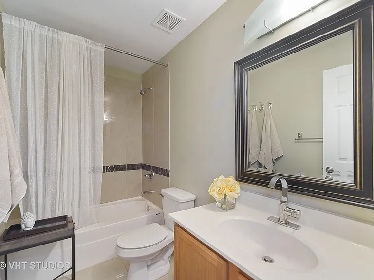 2042 W Warren Blvd — Photo 30