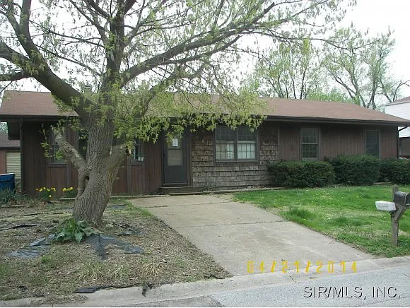 220 Elm Dr photo 1