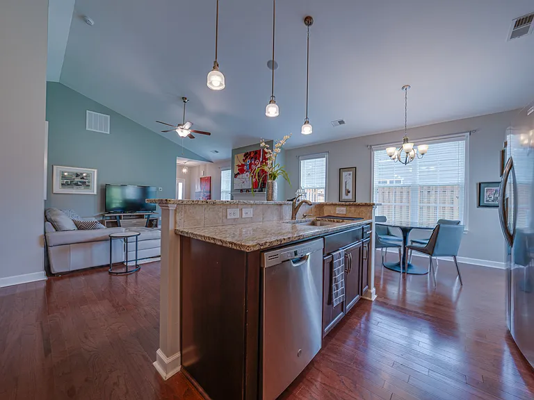 351 Amalfi Dr — Photo 3