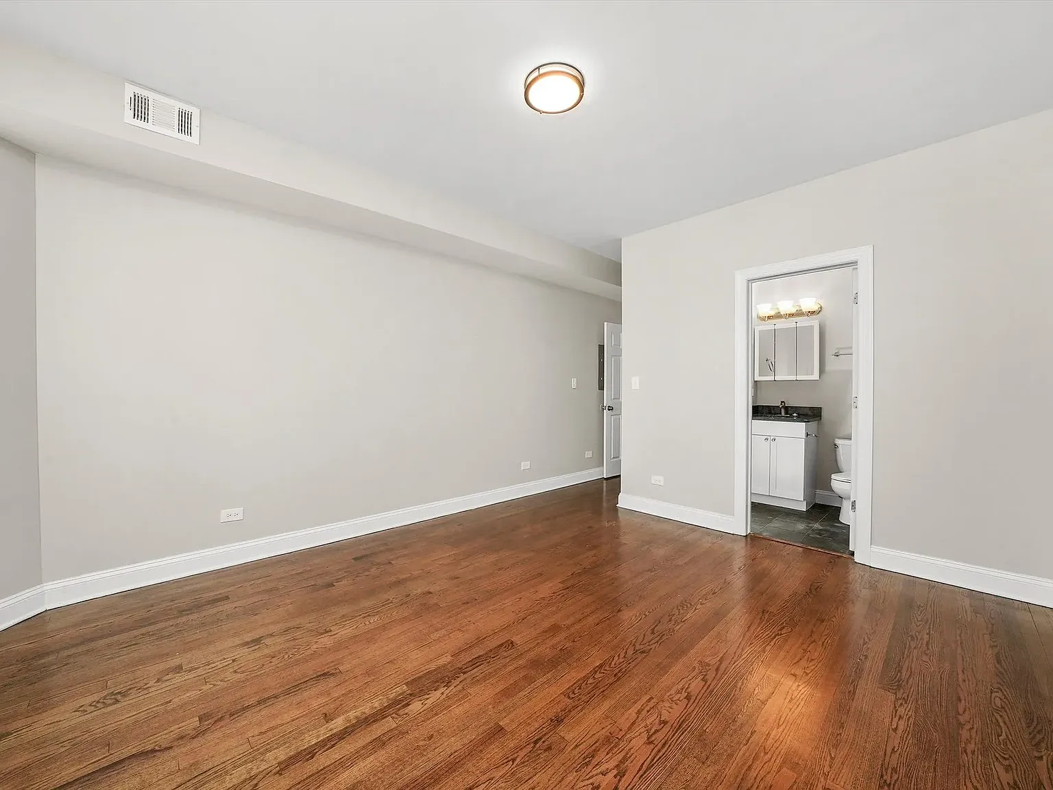 3 bed, 2.0 bath, 945 sqft, $2,100 — Photo 4