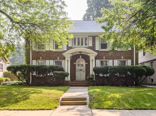 2550 North Grant BOULEVARD, Milwaukee, WI 53210