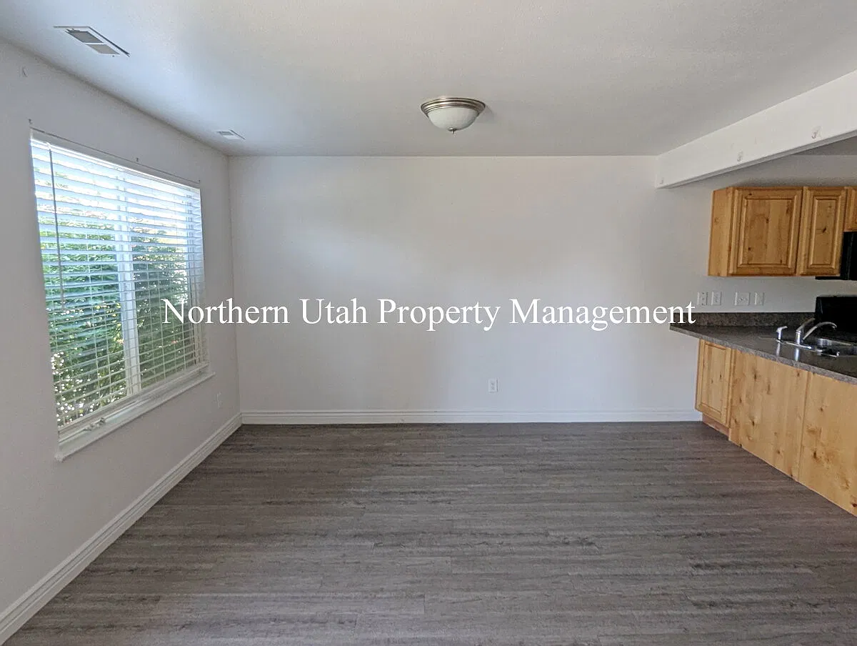 3 bed, 2.5 bath, 1302 sqft, $1,845 — Photo 2