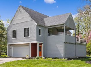 349 Lakeside Dr SE, East Grand Rapids, MI 49506
